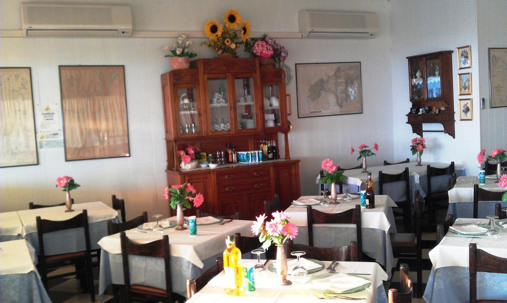 Albergo La Lampara Дейва Марина Екстериор снимка