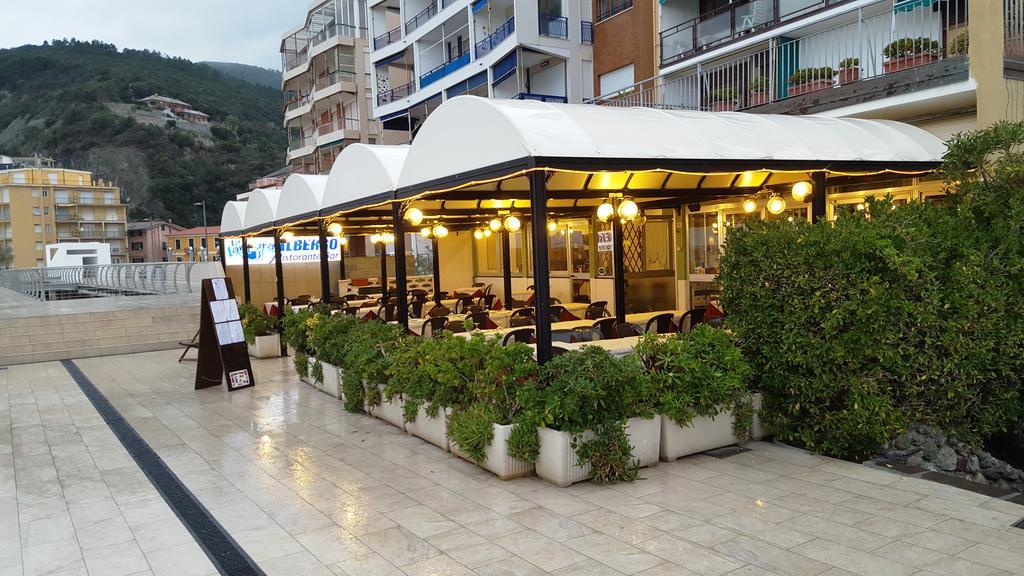 Albergo La Lampara Дейва Марина Екстериор снимка